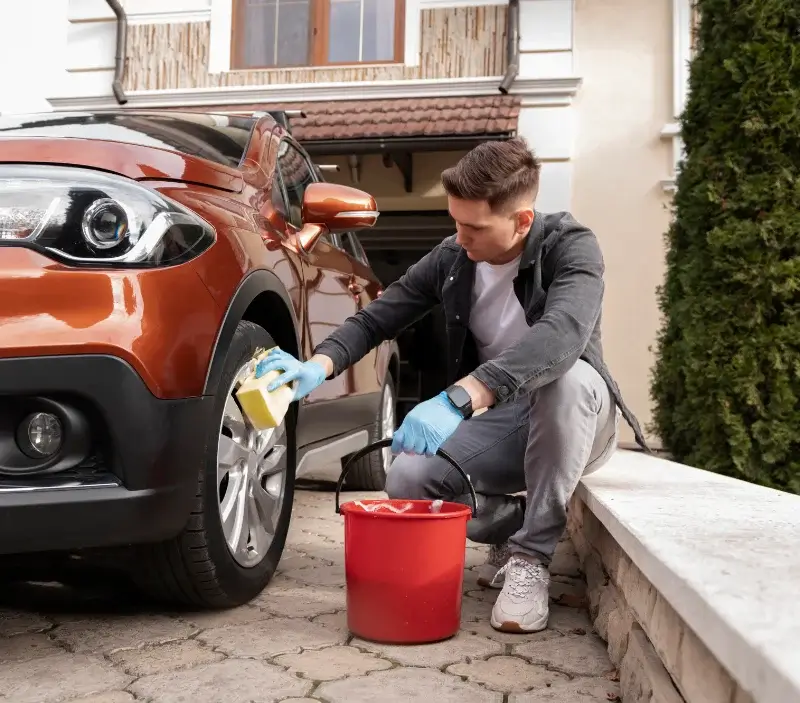 Lavage auto à domicile Aiguillon : professionnel intervenant sur un véhicule